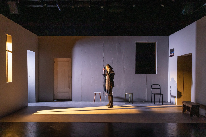 File:Tamberg, Eugen (Stešiku „Tikud” (Maša – Külli Teetamm). Tallinna Linnateater, 2024, foto Siim Vahur, allikas Tallinna Linnateater).jpg